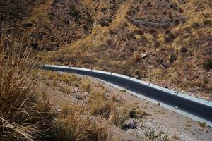 un' strada nel il montagna , Questo strada è conosciuto come quetta strada, rakhi gaj acciaio ponte è famoso nel il mondo suo un' nuovo Meraviglia nel costrizione nel Pakistan su 2023-09-25 foto