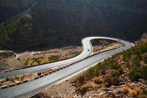 un' strada nel il montagna , Questo strada è conosciuto come quetta strada, rakhi gaj acciaio ponte è famoso nel il mondo suo un' nuovo Meraviglia nel costrizione nel Pakistan su 2023-09-25 foto