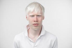 ritratto di un albino uomo nel studio vestito maglietta isolato su un' bianca sfondo. anormale deviazioni. insolito aspetto foto