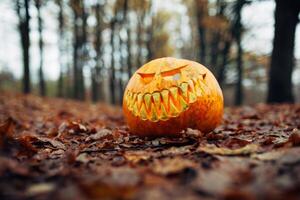 Halloween jack-o-lanterna con antropomorfo sorridente viso su autunno le foglie all'aperto foto