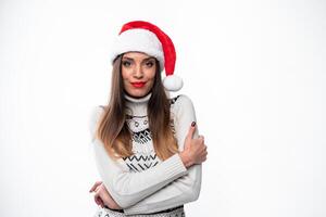 vicino su ritratto bellissimo caucasico donna nel rosso Santa cappello su bianca studio sfondo. Natale e nuovo anno vacanza concetto. foto