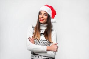 vicino su ritratto bellissimo caucasico donna nel rosso Santa cappello su bianca studio sfondo. Natale e nuovo anno vacanza concetto. foto