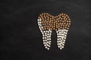 zucchero distruggere dente smalto conduce dente decadimento zucchero cubi modulo dente su nero sfondo foto