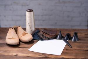 pelle campioni per scarpe e di legno scarpa ultimo su buio di legno tavolo. foto