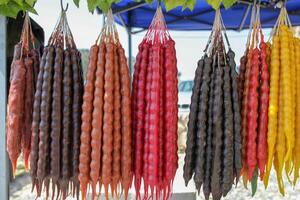 churchkhela. tradizionale georgiano fatti in casa dolci con Nocciole, Noci, uva succo, Miele, Grano Farina. dolce venduto nel Locale cibo mercato nel Georgia, Tbilisi o batumi. foto