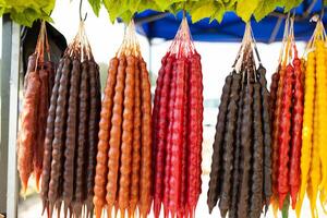 churchkhela. tradizionale georgiano fatti in casa dolci con Nocciole, Noci, uva succo, Miele, Grano Farina. dolce venduto nel Locale cibo mercato nel Georgia, Tbilisi o batumi. foto