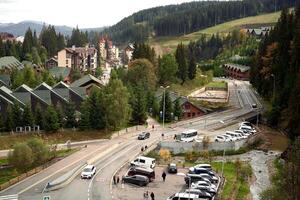 bukovel, Ucraina ottobre 2020 autunno stagione nel sciare montagna ricorrere foto