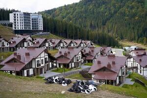 bukovel, Ucraina ottobre 2020 autunno stagione nel sciare montagna ricorrere foto