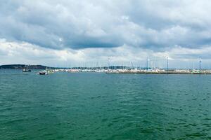 Morgat, Francia 29 Maggio 2018 panoramico all'aperto Visualizza di sete marina molti piccolo Barche e yachts allineato nel il porta. calma acqua e blu nuvoloso cielo. foto