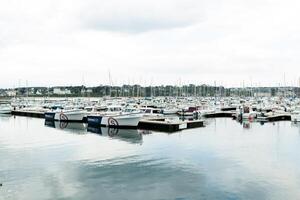 Morgat, Francia 29 Maggio 2018 panoramico all'aperto Visualizza di sete marina molti piccolo Barche e yachts allineato nel il porta. calma acqua e blu nuvoloso cielo. foto