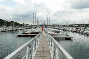 Morgat, Francia 29 Maggio 2018 panoramico all'aperto Visualizza di sete marina molti piccolo Barche e yachts allineato nel il porta. calma acqua e blu nuvoloso cielo. foto