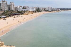 armaco de pera algarve Portogallo. bellissimo Visualizza su atlantico oceano a giorno tempo e città foto