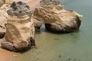 il roccioso scogliere di valle fare olivale spiaggia nel armaco de Pera, Portogallo foto