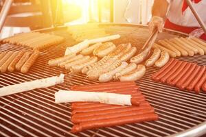 bbq con ardente salsicce su il griglia foto