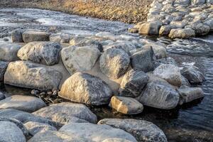 onda modellare roccia struttura esposto a Basso acqua nel un' whitewater parco, poudre fiume nel forte collins, Colorado foto