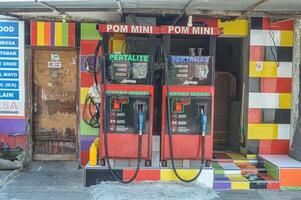 un' mini gas stazione completare con un' carburante pompa, Indonesia, 17 settembre 2023. foto