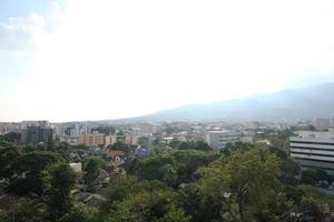 veduta aerea di una magnifica metropoli a chiang mai, thailandia, asia, con una prospettiva di montagna. foto