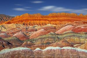 sorprendente scenario di Cina montagne e blu cielo sfondo nel tramonto. zhangye danxia nazionale geoparco, Gansu, Cina. colorato paesaggio, arcobaleno colline, insolito colorato rocce, arenaria erosione foto