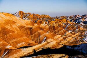 sorprendente scenario di Cina montagne e blu cielo sfondo nel tramonto. zhangye danxia nazionale geoparco, Gansu, Cina. colorato paesaggio, arcobaleno colline, insolito colorato rocce, arenaria erosione foto