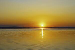 tramonto Visualizza. tramonto al di sopra di il lago. tranquillità sfondo foto