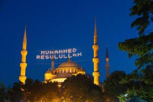 islamico sfondo. sultanahmet alias blu moschea nel Istanbul a notte foto