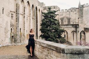 un' elegante sposa nel un' nero nozze vestito pose nel il antico francese città di Avignone. modello nel un' bellissimo nero vestire. foto sparare nel provenza.