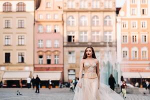 un' sposa nel un' nozze vestito con lungo capelli nel il vecchio cittadina di Breslavia. nozze foto sparare nel il centro di un antico città nel polonia.wroclaw, Polonia