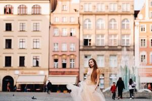 un' sposa nel un' nozze vestito con lungo capelli nel il vecchio cittadina di Breslavia. nozze foto sparare nel il centro di un antico città nel polonia.wroclaw, Polonia