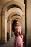 un' giovane bellissimo sposa sta a il centro di il vecchio città di Firenze nel Italia. sposa nel un' bellissimo rosa vestito nel toscana.italia foto