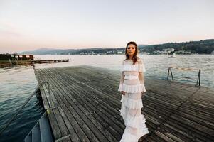 sposa nel bianca nozze vestito nel il vecchio cittadina di velden am w rthersee.model nel un' nozze vestito nel austria.alpi foto