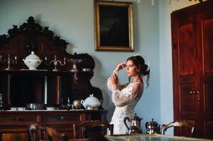 un' sposa nel biancheria intima e un' bianca accappatoio nel il interno di un' villa nel Italia a un' matrimonio.mattina di il sposa nel toscana.boudoir foto sessione a il villa.