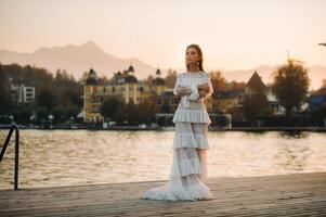 sposa nel bianca nozze vestito nel il vecchio cittadina di velden am w rthersee.model nel un' nozze vestito nel austria.alpi foto