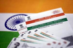 indiano aadhaar carta a partire dal unico identificazione autorità di India su indiano bandiera foto