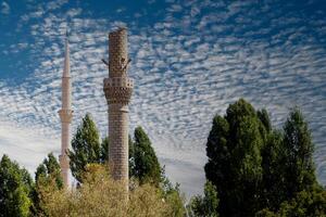 un vecchio distrutto minareto e un' solido minareto foto