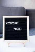 bellissimo Data per un' nozze 24.04.2024 su un' nero letterboard su il tavolo foto
