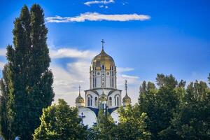 bellissimo Chiesa, verde alberi e primavera cielo foto