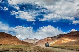 indiano camion su trans-himalayana manali-leh autostrada nel himalaya. foto