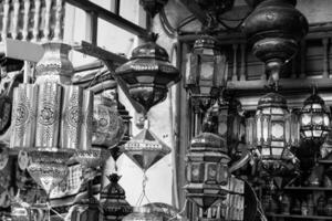 tradizionale bicchiere e metallo lampade nel negozio nel il medina di Tunisi, Tunisia foto