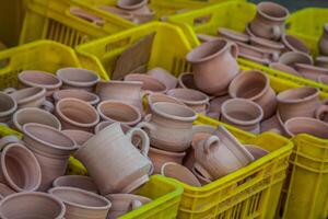 rustico fatto a mano ceramica argilla Marrone terracotta tazze Souvenirs a strada artigianato mercato nel Gafsa, Tunisia foto