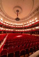 lusso grande Teatro sala. grande auditorium con moderno sedie. foto