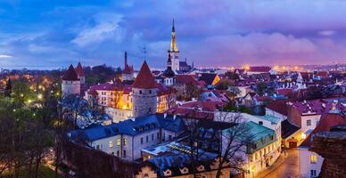 panorama medievale della città vecchia di Tallinn, Estonia foto