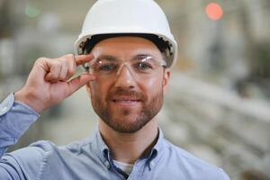 ingegnere, industria e costruzione concetto. ritratto di caucasico industria fabbrica Manutenzione ingegnere foto