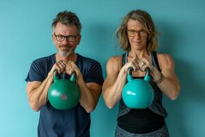 ai generato anziano caucasico uomo e donna fare esercizio con kettlebell foto