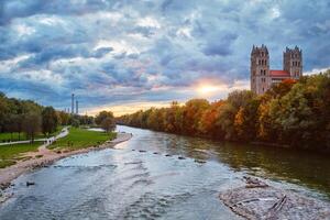 isar fiume, parco e st Massimiliano Chiesa a partire dal Reichenbach ponte. Monaco di Baviera, Baviera, Germania. foto