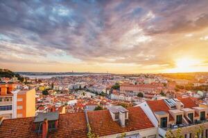 tramonto Visualizza di Lisbona a partire dal miradouro da Senhora fare monte punto di vista. Lisbona, Portogallo foto