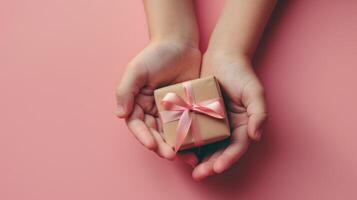 ai generato ritratto di bambino mano dando regalo scatola su rosa pastello sfondo foto