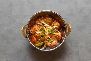 pollo karahi korma msala servito nel piatto isolato su tavolo superiore Visualizza di asiatico e indiano cibo foto