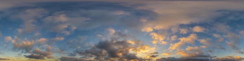 buio blu tramonto cielo panorama con d'oro cumulo nuvole. senza soluzione di continuità hdr 360 panorama nel sferico equirettangolare formato. pieno zenit per 3d visualizzazione, cielo sostituzione per aereo fuco panorami. foto