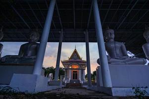 Watpapromyan tempio buddista rispetto, calma la mente. in thailandia, provincia di chachoengsao foto