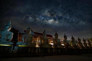 Watpapromyan tempio buddista rispetto, calma la mente. in thailandia, provincia di chachoengsao foto